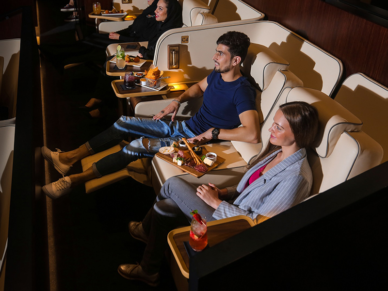 تجربة المشاهدة السينمائية الأكثر فخامة في العالم بانتظار الزوار  في "ريل سينما- دبي مول" بحلتها الجديدة